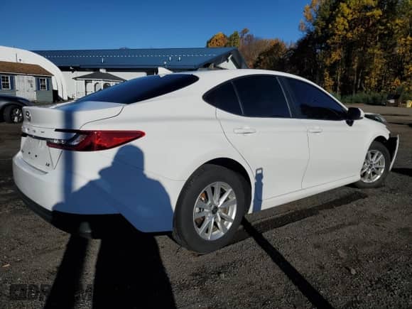 2025 Toyota Camry LE with VIN 4T1DAACK4SU115662, listed as a Copart auction lot 89495275 with 8,934 mi miles and Salvage title. Bid and sale history available at DreamBid. Image 3.