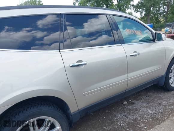 2013 Chevrolet Traverse LT z VIN 1GNKRGKD2DJ253805, wystawiony jako IAAI lot #42938258 z przebiegiem 70 939 mil mil oraz . Historia ofert i sprzedaży dostępna na DreamBid. Obrazek 13.