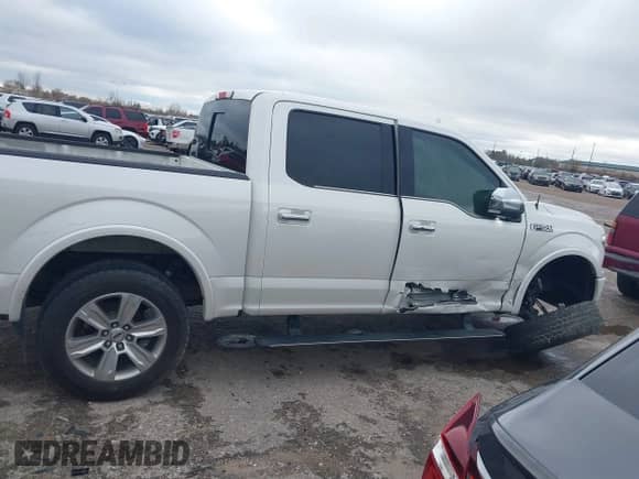 2018 Ford F-150 XL z VIN 1FTEW1CG0JFB57240, wystawiony jako IAAI lot #41260703 z przebiegiem 201 426 mil mil oraz . Historia ofert i sprzedaży dostępna na DreamBid. Obrazek 13.