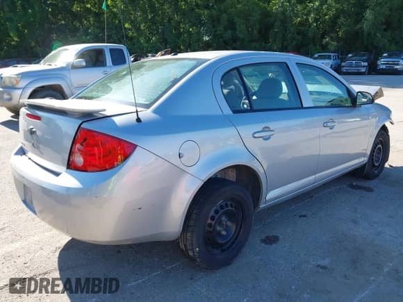 2008 Chevrolet Cobalt LS z VIN 1G1AK58F587186179, wystawiony jako IAAI lot #42310524 z przebiegiem Nie podano mil oraz . Historia ofert i sprzedaży dostępna na DreamBid. Obrazek 4.