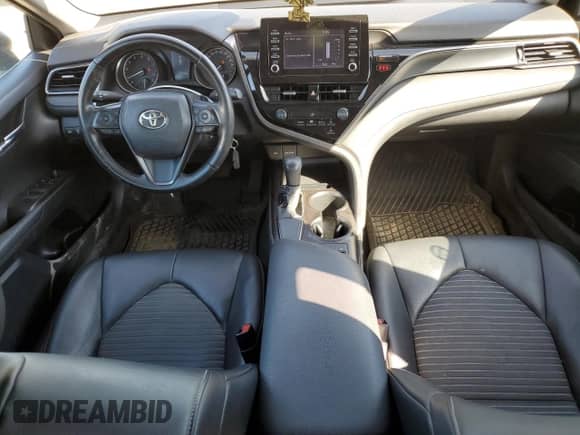 2022 Toyota Camry SE z VIN 4T1G11AK7NU668455, wystawiony jako Copart lot #84560635 z przebiegiem 136 763 mil mil oraz Czysty tytuł • Clean title. Historia ofert i sprzedaży dostępna na DreamBid. Obrazek 8.