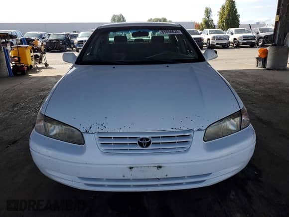 1999 Toyota Camry LE z VIN 4T1BG22K7XU900892, wystawiony jako Copart lot #85856625 z przebiegiem 249 519 mil mil oraz Szkoda całkowita • Salvage title. Historia ofert i sprzedaży dostępna na DreamBid. Obrazek 5.