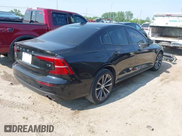 2021 Volvo S60 Momentum z VIN 7JR102FK4MG095573, wystawiony jako IAAI lot #42458143 z przebiegiem 46 204 mil mil oraz . Historia ofert i sprzedaży dostępna na DreamBid. Obrazek 4.