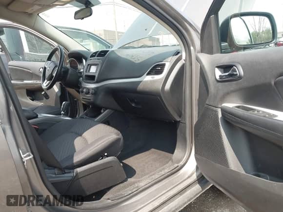 2012 Dodge Journey SE z VIN 3C4PDCAB2CT391342, wystawiony jako IAAI lot #42456242 z przebiegiem 93 102 mil mil oraz . Historia ofert i sprzedaży dostępna na DreamBid. Obrazek 5.