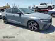 2022 Volvo S60 Inscription z VIN 7JRL12TL0NG174680, wystawiony jako Copart lot #64642315 z przebiegiem 43 524 mil mil oraz Czysty tytuł • Clean title. Historia ofert i sprzedaży dostępna na DreamBid. Obrazek 4.