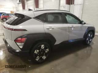 2024 Hyundai Kona SEL с VIN KM8HB3AB6RU118957, выставлен на аукционе Copart как лот 87066024 с пробегом 23 718 миль миль и Чистый • Clean title. История ставок и продаж доступна на DreamBid. Изображение 3.