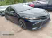 2021 Toyota Camry SE Nightshade z VIN 4T1T11AK9MU430894, wystawiony jako IAAI lot #43127250 z przebiegiem 80 059 mil mil oraz . Historia ofert i sprzedaży dostępna na DreamBid. Obrazek 1.