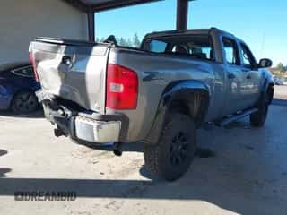 2007 Chevrolet Silverado 2500HD 1LT z VIN 1GCHK23K57F557435, wystawiony jako IAAI lot #43432798 z przebiegiem 264 134 mil mil oraz . Historia ofert i sprzedaży dostępna na DreamBid. Obrazek 4.