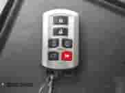 2020 Toyota Sienna XLE Auto Access Seat z VIN 5TDYZ3DC6LS041698, wystawiony jako IAAI lot #43042790 z przebiegiem 61 647 mil mil oraz . Historia ofert i sprzedaży dostępna na DreamBid. Obrazek 11.