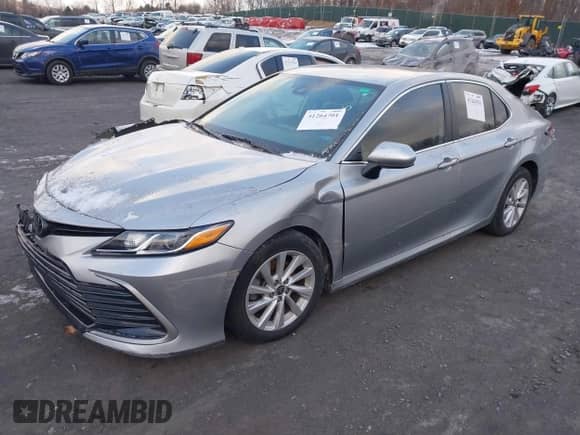 2021 Toyota Camry LE z VIN 4T1C11AK7MU545056, wystawiony jako IAAI lot #41264701 z przebiegiem 59 306 mil mil oraz . Historia ofert i sprzedaży dostępna na DreamBid. Obrazek 2.