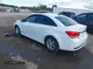 2014 Chevrolet Cruze 1LT z VIN 1G1PC5SB8E7297057, wystawiony jako IAAI lot #43383534 z przebiegiem 196 127 mil mil oraz . Historia ofert i sprzedaży dostępna na DreamBid. Obrazek 3.