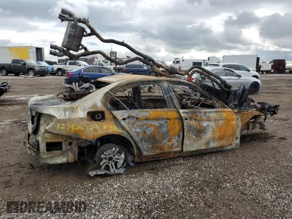 2017 BMW M3 z VIN WBS8M9C59H5G84768, wystawiony jako Copart lot #71323284 z przebiegiem Nie podano mil oraz Nie do naprawy • Non repairable. Historia ofert i sprzedaży dostępna na DreamBid. Obrazek 3.