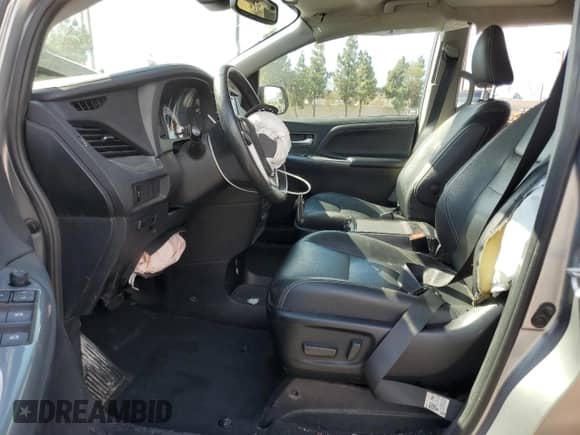 2020 Toyota Sienna SE z VIN 5TDXZ3DC9LS022803, wystawiony jako Copart lot #70373715 z przebiegiem 62 713 mil mil oraz Szkoda całkowita • Salvage title. Historia ofert i sprzedaży dostępna na DreamBid. Obrazek 7.