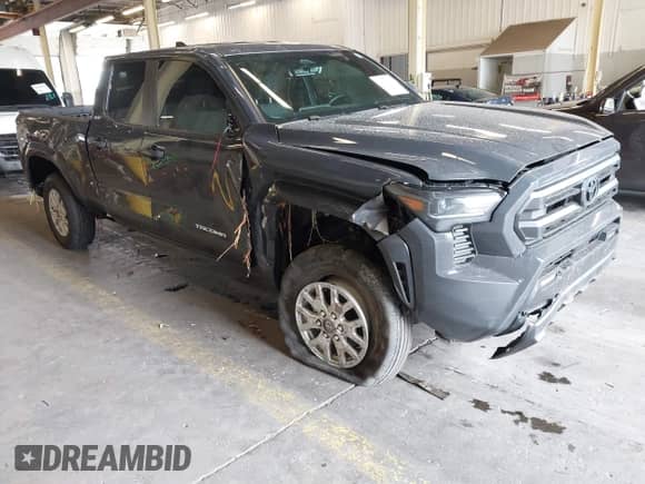 2025 Toyota Tacoma TRD Off Road z VIN 3TMLB5JNXSM148347, wystawiony jako IAAI lot #42923777 z przebiegiem 3 022 mil mil oraz . Historia ofert i sprzedaży dostępna na DreamBid. Obrazek 1.