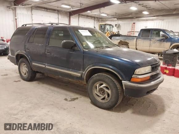 2000 Chevrolet Blazer LT with VIN 1GNDT13W8Y2141694, listed as a IAAI auction lot 41931315 with 251,945 mi miles and . Bid and sale history available at DreamBid. Image 1.