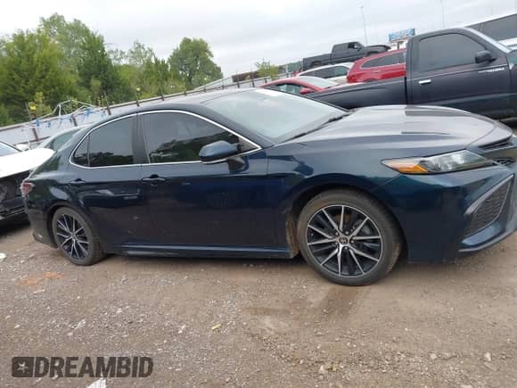 2021 Toyota Camry SE Nightshade z VIN 4T1T11AK9MU430894, wystawiony jako IAAI lot #43127250 z przebiegiem 80 059 mil mil oraz . Historia ofert i sprzedaży dostępna na DreamBid. Obrazek 13.