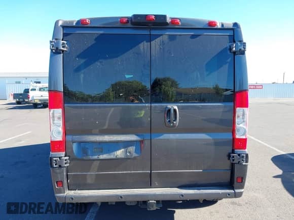 2018 Ram ProMaster Cargo z VIN 3C6TRVAG7JE147430, wystawiony jako IAAI lot #42730877 z przebiegiem 8 442 mil mil oraz . Historia ofert i sprzedaży dostępna na DreamBid. Obrazek 16.