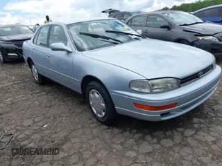 1994 Toyota Camry LE z VIN 4T1SK12E4RU439415, wystawiony jako IAAI lot #42246497 z przebiegiem 82 524 mil mil oraz . Historia ofert i sprzedaży dostępna na DreamBid. Obrazek 1.