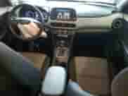 2020 Hyundai Kona SEL Plus z VIN KM8K6CAA3LU548566, wystawiony jako Copart lot #59112165 z przebiegiem 16 723 mil mil oraz Szkoda całkowita • Salvage title. Historia ofert i sprzedaży dostępna na DreamBid. Obrazek 8.