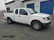 2018 Nissan Frontier S z VIN 1N6BD0CT3JN761982, wystawiony jako Copart lot #84631275 z przebiegiem 130 332 mil mil oraz Czysty tytuł • Clean title. Historia ofert i sprzedaży dostępna na DreamBid. Obrazek 4.