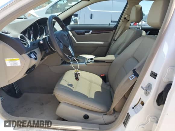 2014 Mercedes-Benz C 300 Sport с VIN WDDGF8AB2ER319663, выставлен на аукционе Copart как лот 69626275 с пробегом 110 846 миль миль и Списание • Salvage title. История ставок и продаж доступна на DreamBid. Изображение 7.