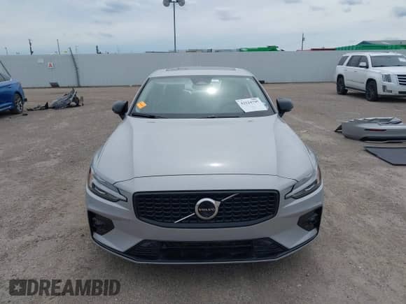 2024 Volvo S60 Plus Dark Theme z VIN 7JRL12FL9RG284662, wystawiony jako IAAI lot #42224795 z przebiegiem 15 019 mil mil oraz . Historia ofert i sprzedaży dostępna na DreamBid. Obrazek 13.