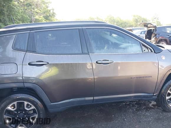2018 Jeep Compass Trailhawk z VIN 3C4NJDDB8JT343455, wystawiony jako IAAI lot #42545545 z przebiegiem 90 515 mil mil oraz . Historia ofert i sprzedaży dostępna na DreamBid. Obrazek 14.