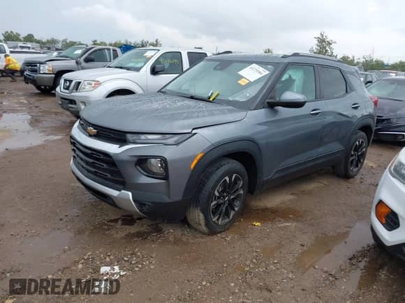 2022 Chevrolet TrailBlazer LT z VIN KL79MPSL9NB081682, wystawiony jako IAAI lot #43275584 z przebiegiem 67 915 mil mil oraz . Historia ofert i sprzedaży dostępna na DreamBid. Obrazek 2.