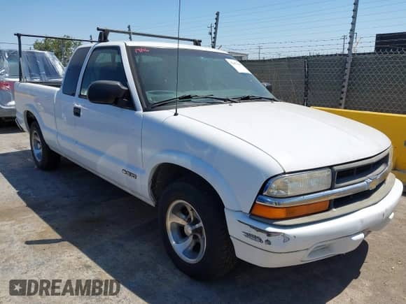 2000 Chevrolet S-10 LS with VIN 1GCCS1950Y8264117, listed as a IAAI auction lot 42452445 with 280,203 mi miles and . Bid and sale history available at DreamBid. Image 1.