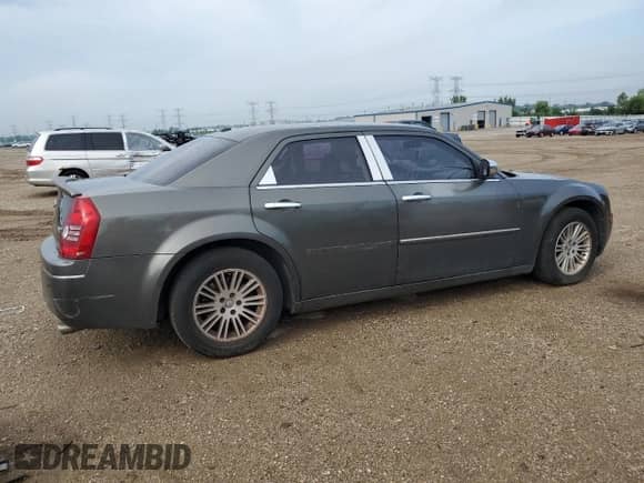2010 Chrysler 300 Touring z VIN 2C3CA5CV3AH230034, wystawiony jako Copart lot #66041385 z przebiegiem 112 135 mil mil oraz Szkoda całkowita • Salvage title. Historia ofert i sprzedaży dostępna na DreamBid. Obrazek 3.