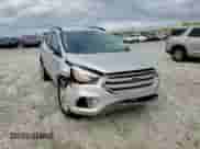 2018 Ford Escape SE z VIN 1FMCU9GD9JUA27475, wystawiony jako Copart lot #82301455 z przebiegiem 66 389 mil mil oraz Szkoda całkowita • Salvage title. Historia ofert i sprzedaży dostępna na DreamBid. Obrazek 14.