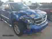 2010 Dodge Dakota Bighorn/Lonestar z VIN 1D7CE3GK5AS100937, wystawiony jako IAAI lot #43412478 z przebiegiem 134 180 mil mil oraz . Historia ofert i sprzedaży dostępna na DreamBid. Obrazek 6.