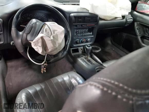 1999 Chevrolet Camaro z VIN 2G1FP22K2X2130055, wystawiony jako Copart lot #81698164 z przebiegiem Nie podano mil oraz Czysty tytuł • Clean title. Historia ofert i sprzedaży dostępna na DreamBid. Obrazek 8.