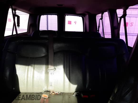2006 Chevrolet Express Passenger z VIN 1GNFG15T061129302, wystawiony jako Copart lot #87262534 z przebiegiem 431 048 mil mil oraz Czysty tytuł • Clean title. Historia ofert i sprzedaży dostępna na DreamBid. Obrazek 10.