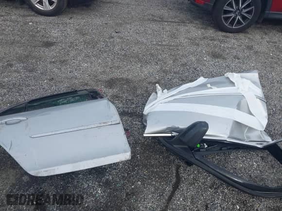 2015 Chevrolet Malibu LT z VIN 1G11C5SL0FF322443, wystawiony jako IAAI lot #43340640 z przebiegiem 149 026 mil mil oraz . Historia ofert i sprzedaży dostępna na DreamBid. Obrazek 12.