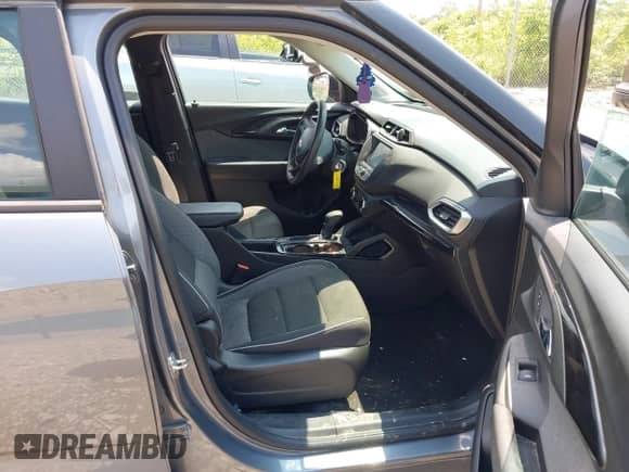 2021 Chevrolet TrailBlazer LS z VIN KL79MNSL6MB040025, wystawiony jako IAAI lot #42387635 z przebiegiem 103 313 mil mil oraz . Historia ofert i sprzedaży dostępna na DreamBid. Obrazek 5.