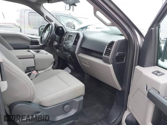 2017 Ford F-150 XL z VIN 1FTEX1E82HFB75381, wystawiony jako IAAI lot #41583133 z przebiegiem 40 675 mil mil oraz . Historia ofert i sprzedaży dostępna na DreamBid. Obrazek 5.