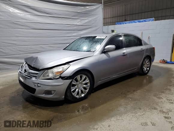 2010 Hyundai Genesis z VIN KMHGC4DE7AU101285, wystawiony jako Copart lot #57945185 z przebiegiem 223 726 mil mil oraz Szkoda całkowita • Salvage title. Historia ofert i sprzedaży dostępna na DreamBid. Obrazek 1.