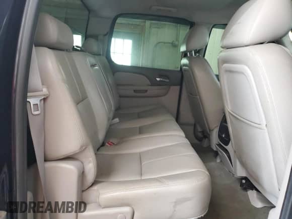 2011 Chevrolet Silverado 2500HD LTZ z VIN 1GC1KYC89BF140398, wystawiony jako Copart lot #62072845 z przebiegiem 205 918 mil mil oraz Szkoda całkowita • Salvage title. Historia ofert i sprzedaży dostępna na DreamBid. Obrazek 10.