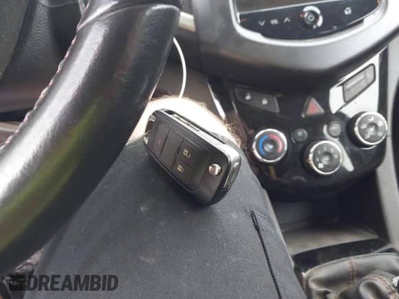 2013 Chevrolet Sonic RS z VIN 1G1JH6SB5D4158355, wystawiony jako IAAI lot #42234638 z przebiegiem 164 870 mil mil oraz . Historia ofert i sprzedaży dostępna na DreamBid. Obrazek 11.