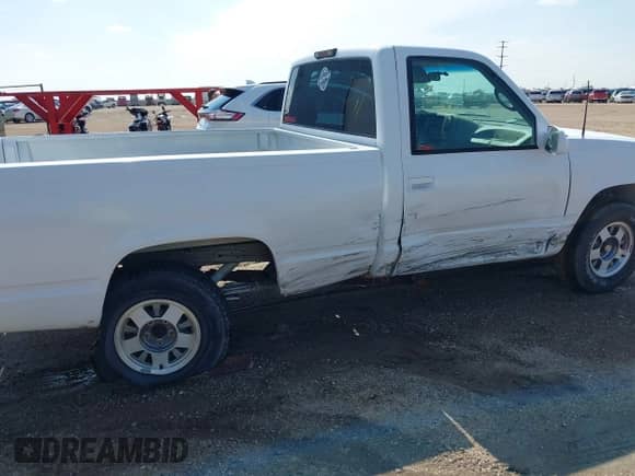1995 Chevrolet Silverado 1500 z VIN 1GCEC14Z8SZ217712, wystawiony jako IAAI lot #42459235 z przebiegiem 172 963 mil mil oraz . Historia ofert i sprzedaży dostępna na DreamBid. Obrazek 6.