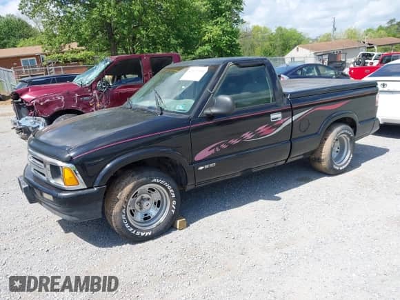 1997 Chevrolet S-10 LS z VIN 1GCCS144XVK240839, wystawiony jako IAAI lot #42137194 z przebiegiem 350 232 mil mil oraz . Historia ofert i sprzedaży dostępna na DreamBid. Obrazek 2.