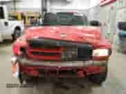 1999 Dodge Dakota SLT z VIN 1B7GG22Y4XS272025, wystawiony jako Copart lot #57658395 z przebiegiem 246 762 mil mil oraz Czysty tytuł • Clean title. Historia ofert i sprzedaży dostępna na DreamBid. Obrazek 5.