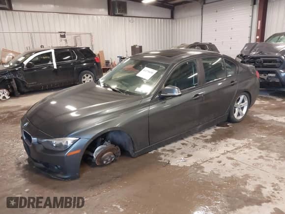 2013 BMW 3 Series 328i xDrive z VIN WBA3B3G55DNP38473, wystawiony jako IAAI lot #41278450 z przebiegiem 130 495 mil mil oraz . Historia ofert i sprzedaży dostępna na DreamBid. Obrazek 17.