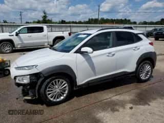 2020 Hyundai Kona SEL z VIN KM8K22AA8LU517755, wystawiony jako Copart lot #66041235 z przebiegiem 80 885 mil mil oraz Szkoda całkowita • Salvage title. Historia ofert i sprzedaży dostępna na DreamBid. Obrazek 1.