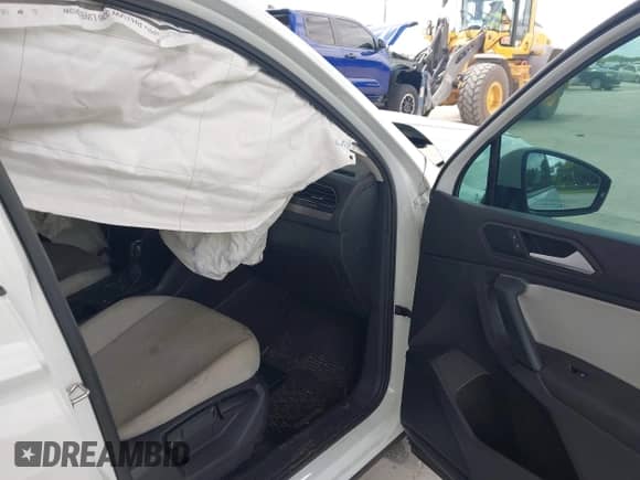 2019 Volkswagen Tiguan S с VIN 3VV1B7AXXKM050067, выставлен на аукционе IAAI как лот 42645660 с пробегом 37 131 миль миль и . История ставок и продаж доступна на DreamBid. Изображение 5.