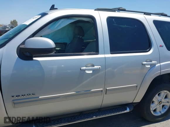 2013 Chevrolet Tahoe LT z VIN 1GNSKBE01DR286568, wystawiony jako IAAI lot #42736237 z przebiegiem Nie podano mil oraz . Historia ofert i sprzedaży dostępna na DreamBid. Obrazek 15.