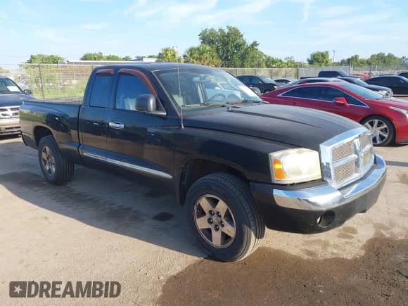 2005 Dodge Dakota with VIN 1D7HE52NX5S163668, listed as a IAAI auction lot 42865087 with 159,528 mi miles and . Bid and sale history available at DreamBid. Image 1.