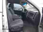 2019 Ram 1500 Express z VIN 1C6RR7KT5KS500926, wystawiony jako IAAI lot #41599373 z przebiegiem 108 928 mil mil oraz . Historia ofert i sprzedaży dostępna na DreamBid. Obrazek 5.