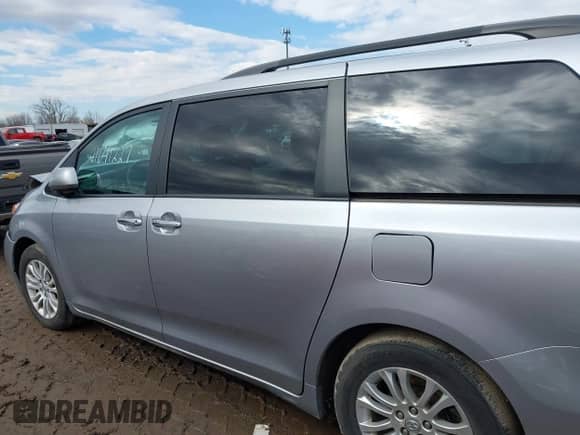 2017 Toyota Sienna XLE Auto Access Seat z VIN 5TDYZ3DC9HS795220, wystawiony jako IAAI lot #41641227 z przebiegiem 86 336 mil mil oraz . Historia ofert i sprzedaży dostępna na DreamBid. Obrazek 13.